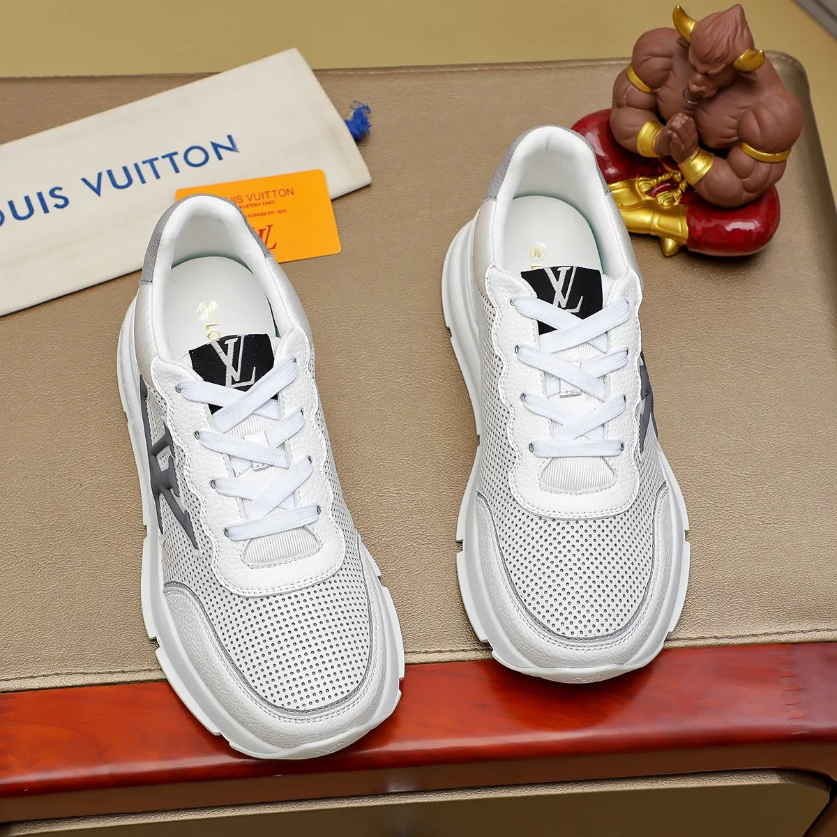 Ex-factory price: 440¥🌹🌹[LV Louis Vuitton] new low-top casual men's shoes. A must-have for fashionable men, new products are released in Hong Kong counters [strong], big-name style, European and American masters strongly create unique styles, comfortable on the feet, super soft outsole, super wear-resistant. Gives people a strong visual impact. Material: imported first-layer cowhide leather upper ➕rubber non-slip outsole, rubber graphics matching, 38 to 44